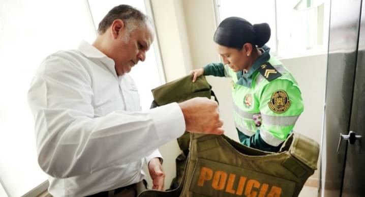 Contraloría alerta que policías en Arequipa usan armas y chalecos con más de 20 años de antigüedad