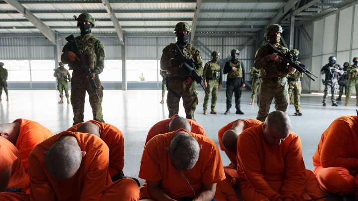 Daniel Noboa afirma que 300 presos fueron enviados a la nueva cárcel de máxima seguridad en Ecuador; entre ellos el ex presidente Jorge Glas