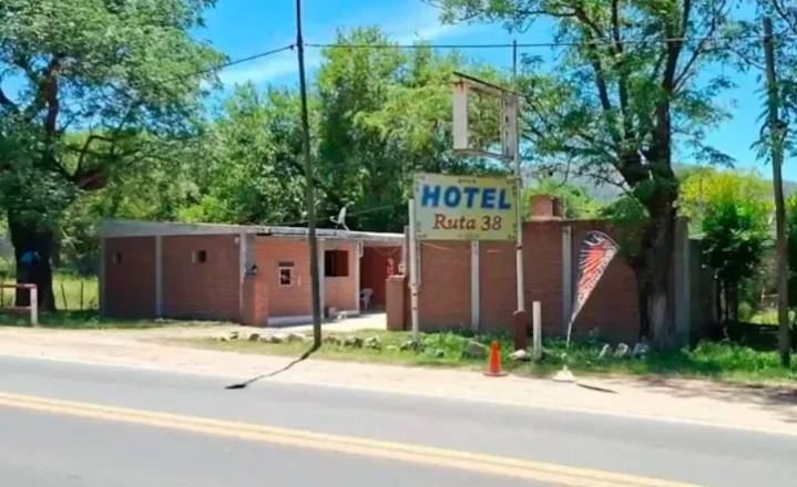 Hallaron sin vida a una pareja en un hotel de Córdoba y sospechan un femicidio seguido de suicidio