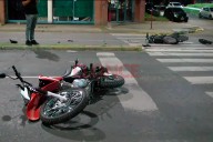 Dos motociclistas hospitalizados tras chocar en esquina semaforizada de avenida Almafuerte