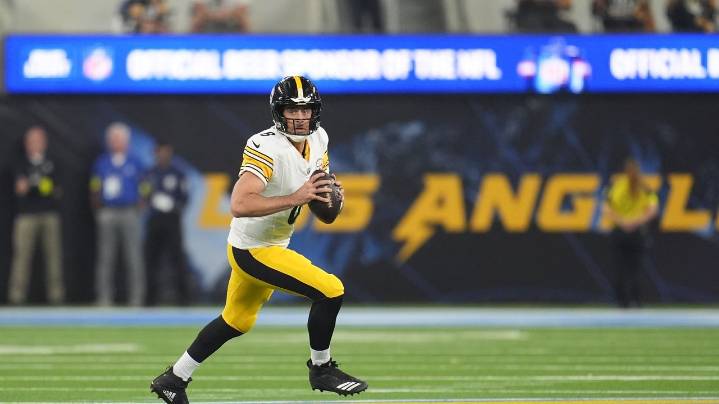 Rodgers' struggles continue to mount in Steelers' loss to Chargers