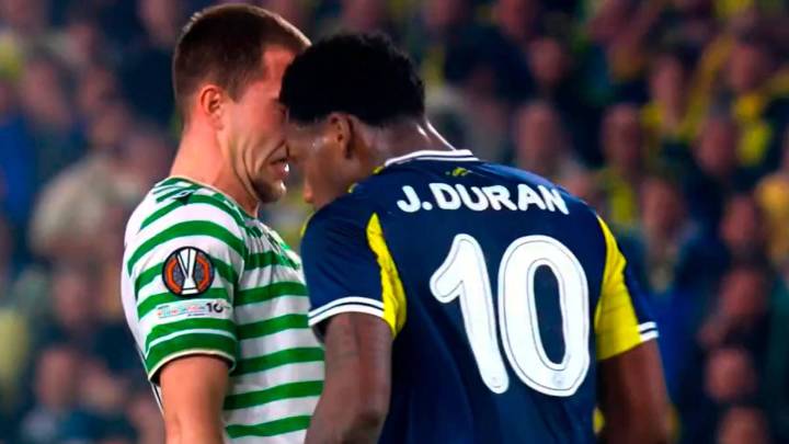 Jhon Durán vio la roja y salió expulsado tras lanzar cabezazo en la Europa League