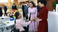 La reina Letizia visita el centro de servicios para personas con discapacidad más avanzado de China