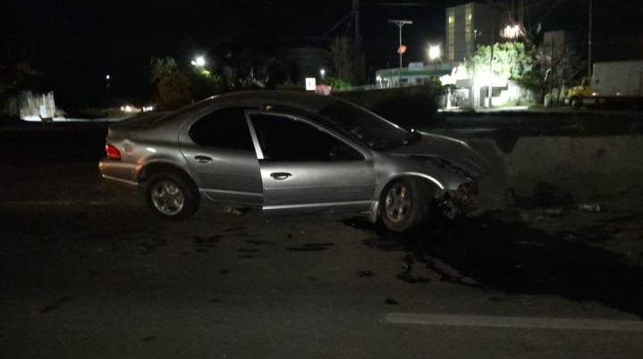 Se estrella auto en muro de libramiento Oriente de Cuautla