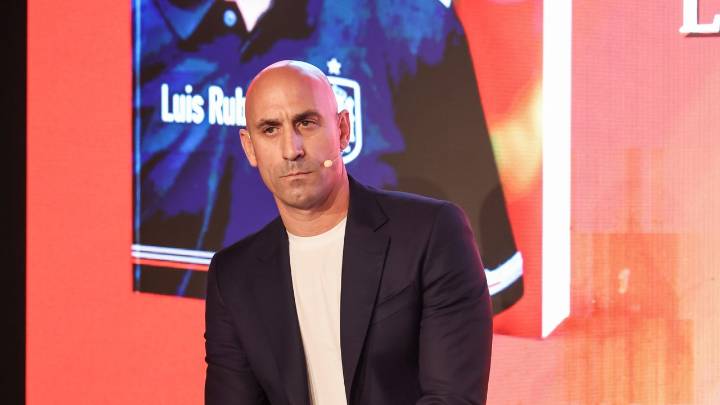 Luis Rubiales fue atacado con huevos durante la presentación de su libro en Madrid; el responsable habría sido su tío