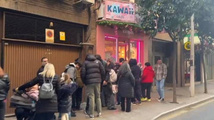Colas en la inaguración de Kawaii Café