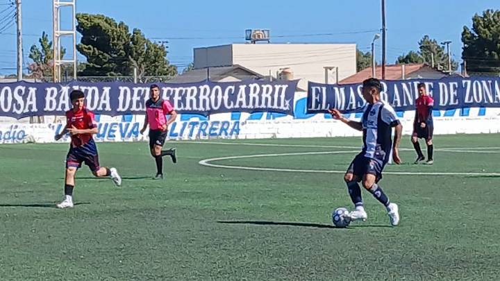 Ferro ganó y es uno de los líderes