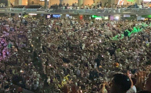 Miss Universo 2025: Cientos de tabasqueños se reúnen en el estadio de Villahermosa para apoyar a Fátima Bosch