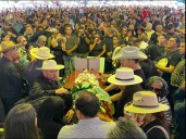 Cientos despiden a Carlos Manzo en funeral público en Uruapan