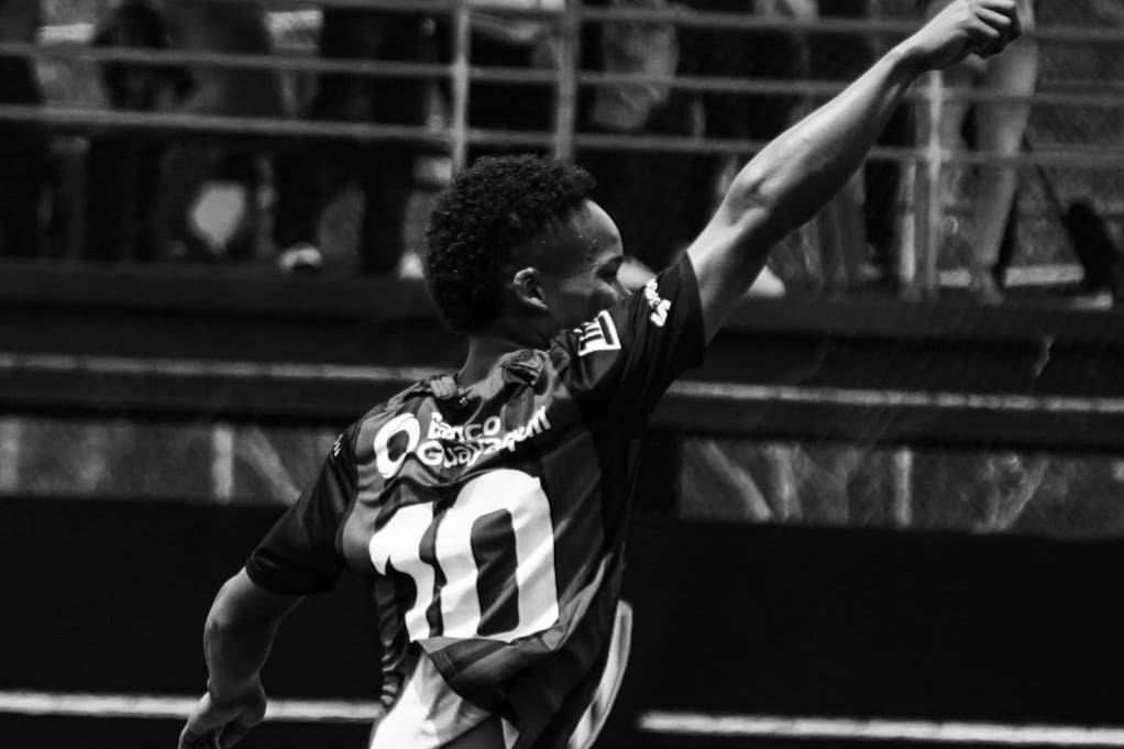 Conmoción en el fútbol por muerte de jugador de 16 años: fue alcanzado por una “bala perdida” durante tiroteo