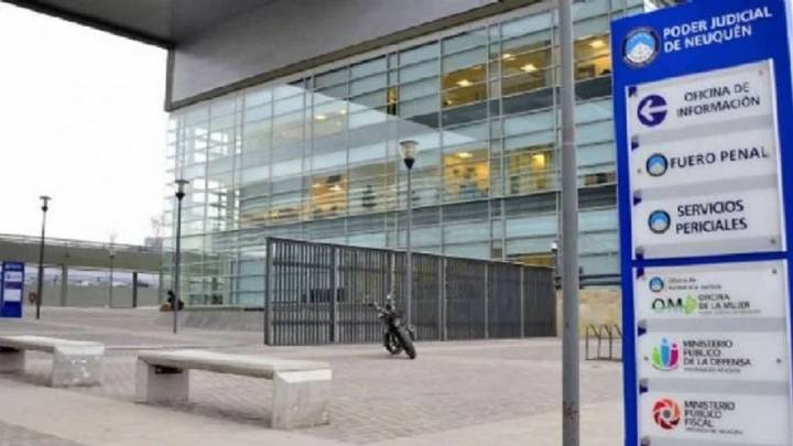 Apuñaló a tres hermanos y mató a uno de ellos; quedó con domiciliaria y tobillera electrónica