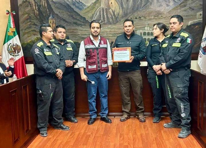 Reconocen a ciudadanos y elementos que ayudaron a sofocar incendio