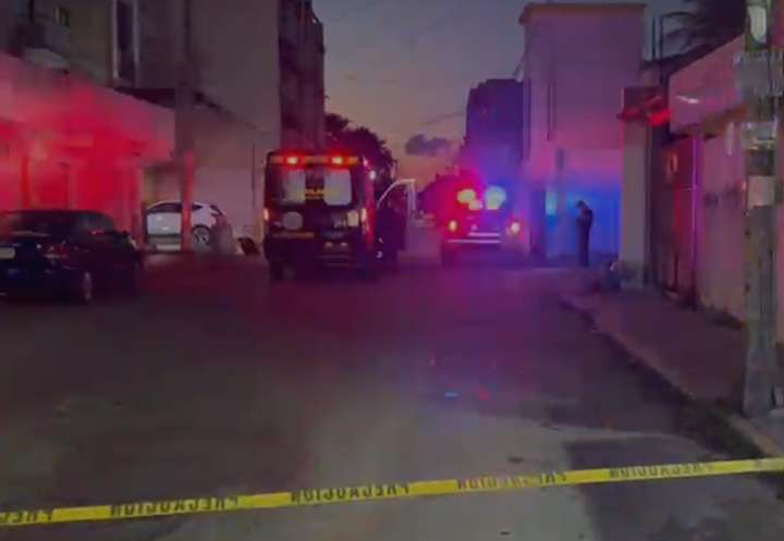 Hallan a hombre sin vida afuera de local en Playa del Carmen