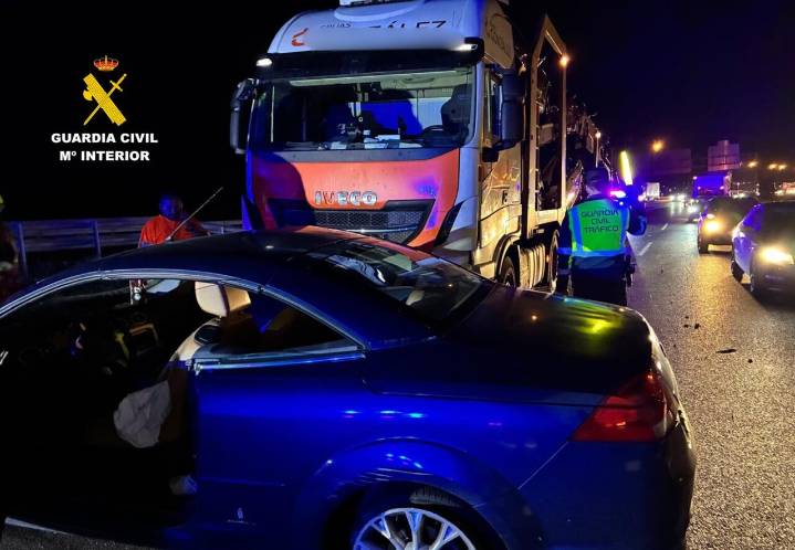 Choque frontal de un camión contra un coche en Zaragoza