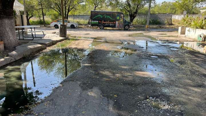 Vecinos de las colonias América Obrera Fraccionamiento La Luz viven entre aguas negras