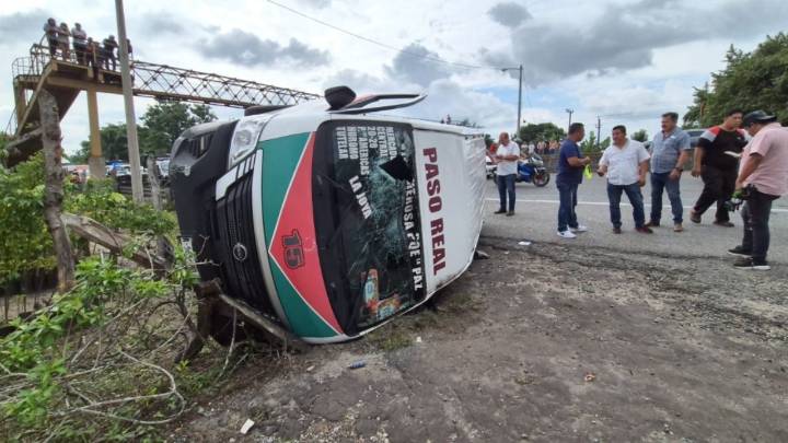Camioneta choca contra unidad de transporte público y deja 7 estudiantes heridos en Tabasco