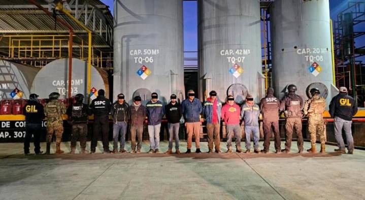 Detienen a ocho y aseguran 250 mil litros de huachicol en Veracruz