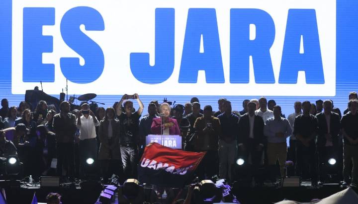 Jara cierra campaña en Maipú con masiva convocatoria y llamando a mantener la confianza en el país: "Chile no se cae a pedazos"