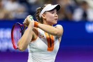 Deadspin | Elena Rybakina storms past Iga Swiatek at WTA Finals