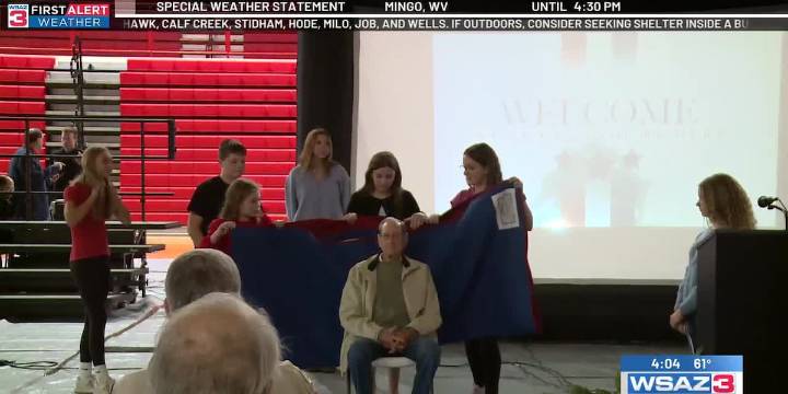 Students honor veterans with hand