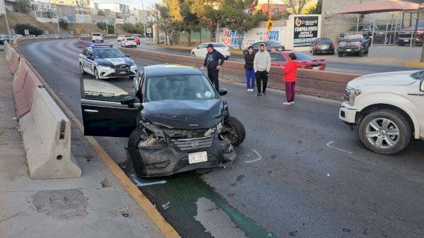 Pierde el control y choca en la Cantera; genera caos vial
