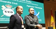 Robles condecora con la Cruz al Mérito Militar al teniente coronel Balas, contra quien intrigó la fontanera del PSOE