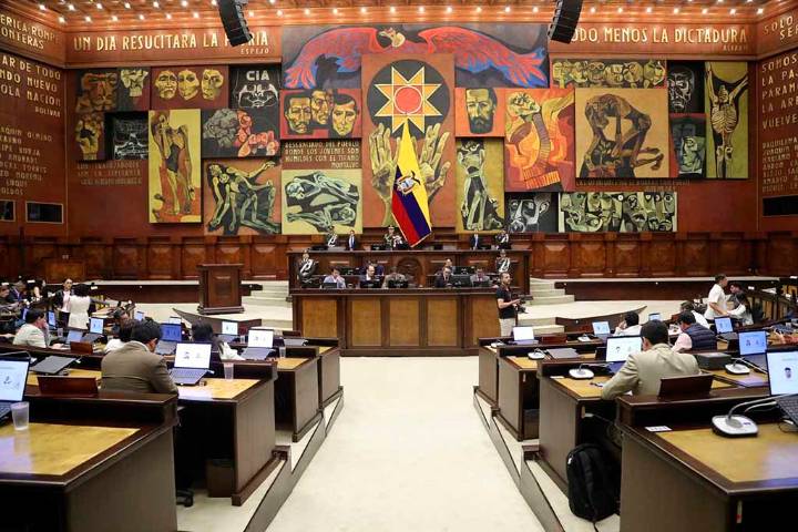 Ecuador aprueba presupuesto para 2026 cuestionando por la oposición
