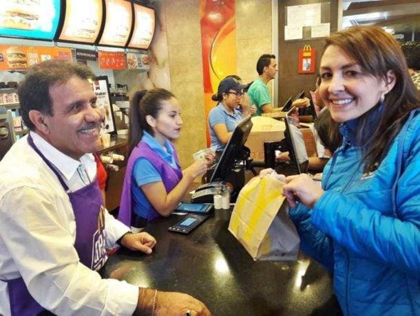 “Ahora redondeamos la cuenta”: el cambio silencioso de las cadenas de comida rápida ante la escasez de centavos en Estados Unidos