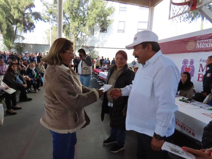 Entregan tarjeras para mujeres de 60 a 64 años en Texcoco