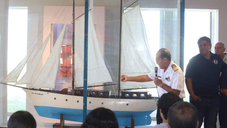 Develan el velero ‘El Patrón’ en honor a Juan Vázquez Reséndiz en la Casa del Marino