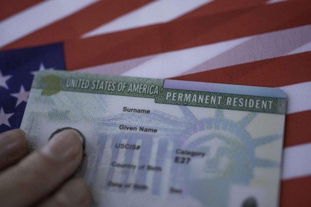 EEUU hará “revisión rigurosa” de tarjetas de residentes de cubanos y venezolanos