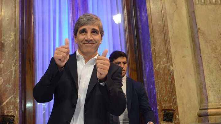 Economistas acusan a Caputo de dibujar el superávit financiero porque "esconde los intereses de la deuda"