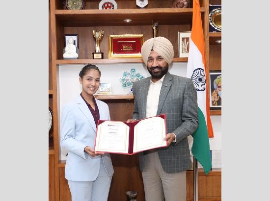 MP Satnam Sandhu honours Chandigarh’s Janvi Jindal for creating history with 11 Guinness World Records in freestyle skating Photo Source; Babushahi Bureau [ FULL VIEW ]