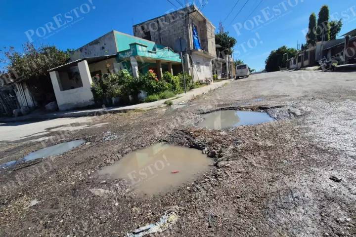 Baches y aguas grises afectan cruce en colonia de Champotón