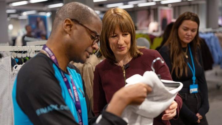 Pay rise for millions as minimum wage rises to £12.71