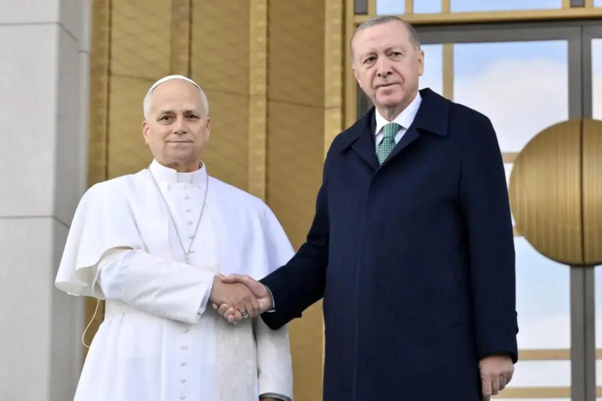 León XIV inicia su visita a Turquía y abre su primera gira con mensaje de ...