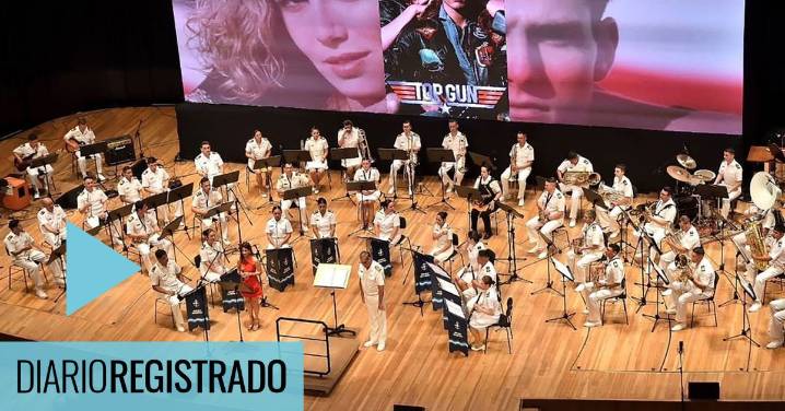 Mas cipayos no se consigue: la banda de la Armada hizo temas de películas emblemáticas yanquis