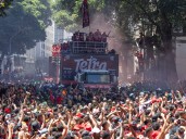 Locura en Río de Janeiro tras el título de Flamengo: del baño de masas para celebrar la Libertadores a los gases de la policía contra los hinchas