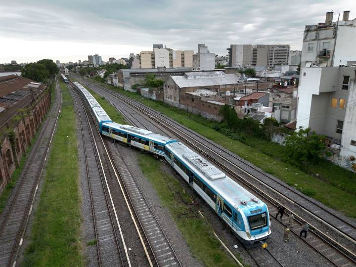Hubo 20 heridos. Qué dijeron los pasajeros del tren Sarmiento que tuvieron que viajar después del descarrilamiento