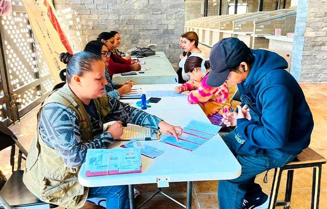 Entregan tarjetas de beca a jóvenes para capacitarse