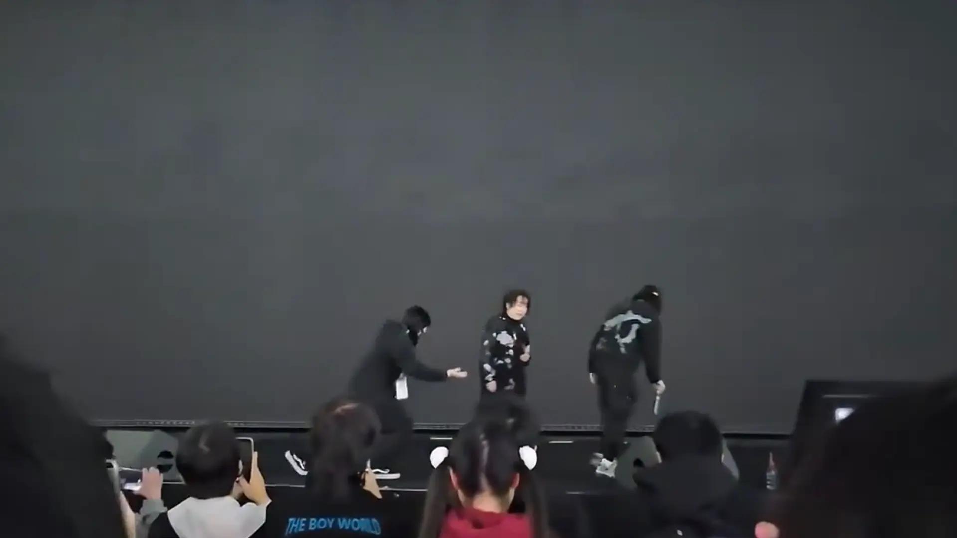 Una cantante japonesa, obligada a abandonar el escenario en plena actuación en China por la máxima tensión entre ambos países