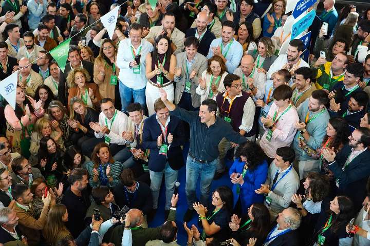 El PP-A refuerza el liderazgo de Juanma Moreno, que se consolida como referente nacional del partido y se presenta como la antítesis de Pedro Sánchez