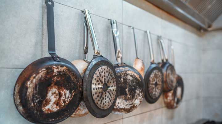 ¿Cómo limpiar ollas y sartenes con óxido o quemados con trucos caseros?