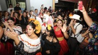 Catrinas, calaveras y almas de ultratumba encienden el ambiente festivo de la callejoneada en Mazatlán