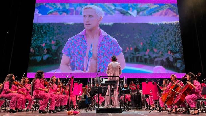 Barbie pinta de rosa a la Explanada de los Héroes