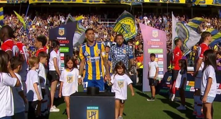 Jugadores de Estudiantes de La Plata hicieron el pasillo de espaldas a Rosario Central 