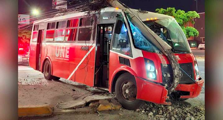 Conductor de camión choca con poste tras sufrir crisis convulsiva en Hermosillo: hay 12 lesionados