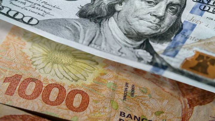 El dólar blue baja en el cierre de la semana: a cuánto cotiza hoy