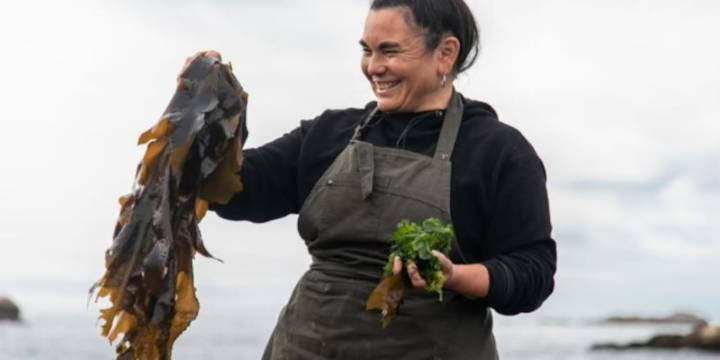 La señora de las algas: vive “en medio de la nada” y cocina para frenar la invasión de una especie japonesa en el mar argentino
