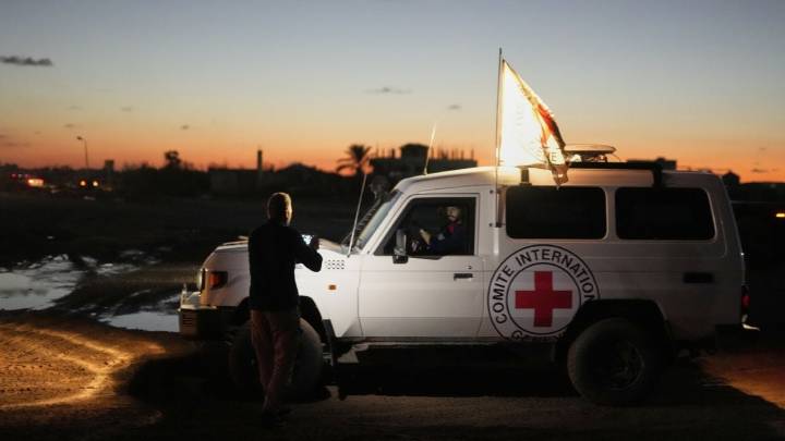 Israel devuelve 15 cuerpos más de palestinos a Gaza mientras se acaba la fase 1 del alto el fuego